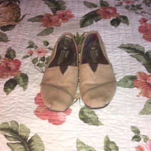 Clean Woman’s toms size 8W. Clean and ready to go!